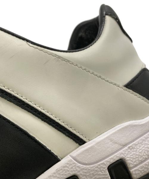 GUCCI（グッチ）GUCCI (グッチ) インターロッキングGツートーンスニーカー ホワイト×ブラック サイズ:40の古着・服飾アイテム