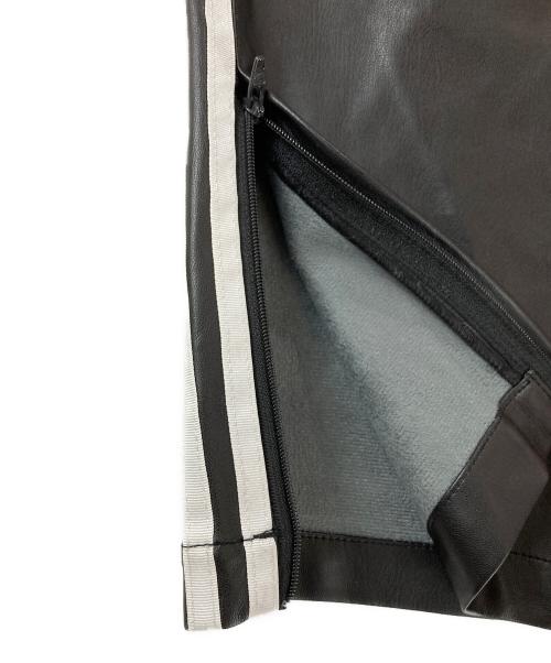 adidas（アディダス）adidas (アディダス) フェイクレザー アディカラー スリーストライプス ファイヤーバード トラックパンツ ブラック サイズ:Lの古着・服飾アイテム