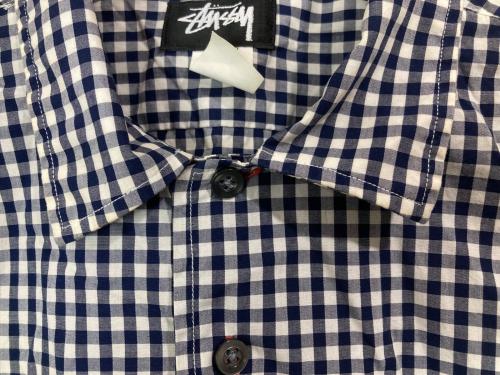 stussy（ステューシー）stussy (ステューシー) 半袖ギンガムチェックシャツ ホワイト×ネイビー サイズ:Mの古着・服飾アイテム