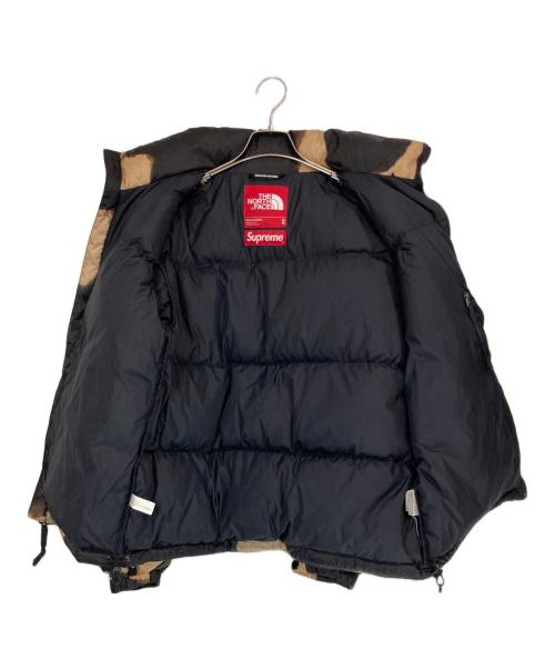 THE NORTH FACE（ザ ノース フェイス）THE NORTH FACE (ザ ノース フェイス) Supreme (シュプリーム) ブリーチド デニム プリント ヌプシ ジャケット ブラック×ベージュ サイズ:Mの古着・服飾アイテム