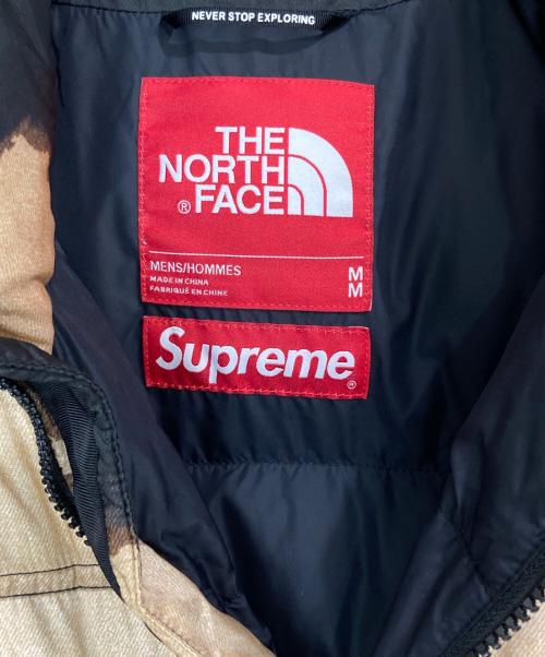 THE NORTH FACE（ザ ノース フェイス）THE NORTH FACE (ザ ノース フェイス) Supreme (シュプリーム) ブリーチド デニム プリント ヌプシ ジャケット ブラック×ベージュ サイズ:Mの古着・服飾アイテム