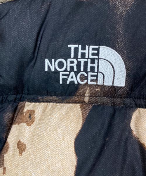 THE NORTH FACE（ザ ノース フェイス）THE NORTH FACE (ザ ノース フェイス) Supreme (シュプリーム) ブリーチド デニム プリント ヌプシ ジャケット ブラック×ベージュ サイズ:Mの古着・服飾アイテム