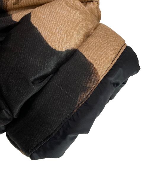 THE NORTH FACE（ザ ノース フェイス）THE NORTH FACE (ザ ノース フェイス) Supreme (シュプリーム) ブリーチド デニム プリント ヌプシ ジャケット ブラック×ベージュ サイズ:Mの古着・服飾アイテム