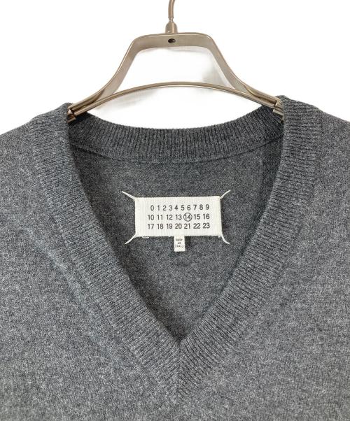 Maison Margiela（メゾンマルジェラ）Maison Margiela (メゾンマルジェラ) エルボーパッチVネックニット グレー サイズ:Ｓの古着・服飾アイテム