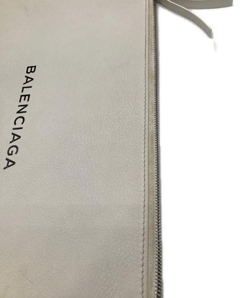 BALENCIAGA（バレンシアガ）BALENCIAGA (バレンシアガ) クラッチバッグ ホワイトの古着・服飾アイテム