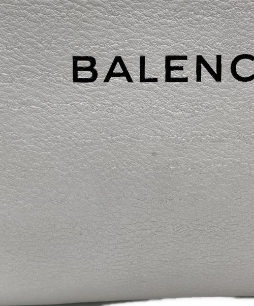 BALENCIAGA（バレンシアガ）BALENCIAGA (バレンシアガ) クラッチバッグ ホワイトの古着・服飾アイテム