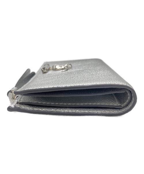 JIMMY CHOO（ジミーチュウ）JIMMY CHOO (ジミーチュウ) 2つ折り財布 シルバーの古着・服飾アイテム