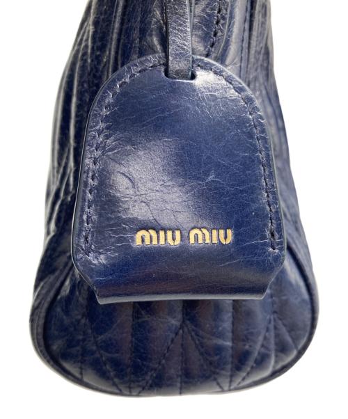 MIU MIU（ミュウミュウ）MIU MIU (ミュウミュウ) マテラッセセミショルダーバッグ ネイビーの古着・服飾アイテム