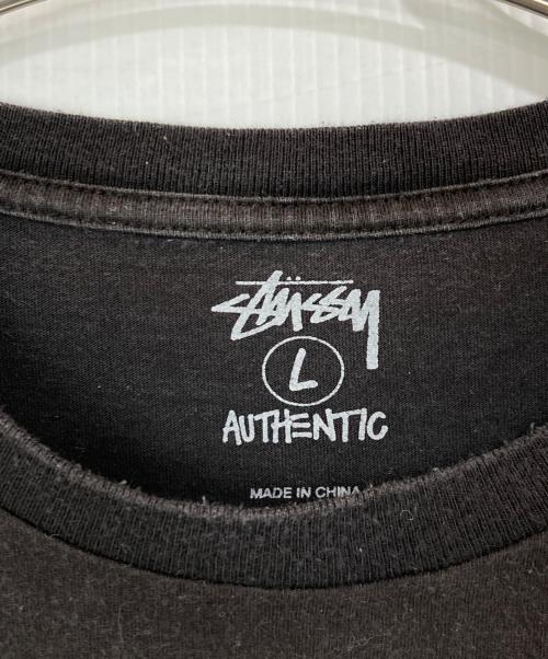 stussy（ステューシー）stussy (ステューシー) UNDEFEATED (アンディフィーテッド) プリントTシャツ ブラック サイズ:Lの古着・服飾アイテム