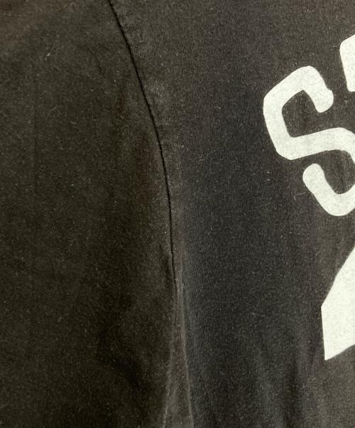 stussy（ステューシー）stussy (ステューシー) UNDEFEATED (アンディフィーテッド) プリントTシャツ ブラック サイズ:Lの古着・服飾アイテム