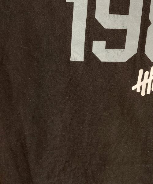 stussy（ステューシー）stussy (ステューシー) UNDEFEATED (アンディフィーテッド) プリントTシャツ ブラック サイズ:Lの古着・服飾アイテム
