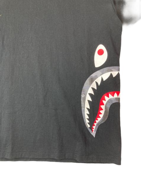 A BATHING APE（アベイシングエイプ）A BATHING APE (アベイシングエイプ) サイドカモシャークTシャツ ブラック サイズ:Lの古着・服飾アイテム