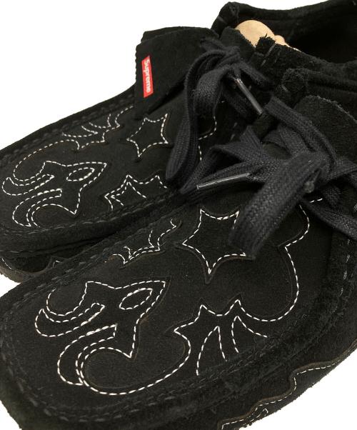 CLARKS（クラークス）CLARKS (クラークス) Supreme (シュプリーム) 23ss コラボウエスタンワラビーシューズ ブラック サイズ:US9の古着・服飾アイテム