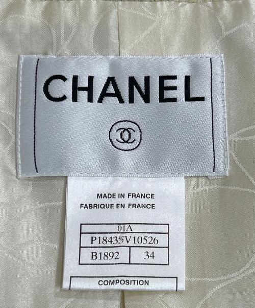 CHANEL（シャネル）CHANEL (シャネル) 01A ロゴプレート ウールツイード ノーカラージャケット スカート セットアップ アイボリー サイズ:34の古着・服飾アイテム