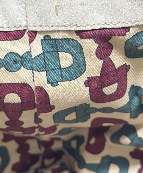 GUCCI（グッチ）GUCCI (グッチ) ロゴプレートハンドバッグ ホワイトの古着・服飾アイテム