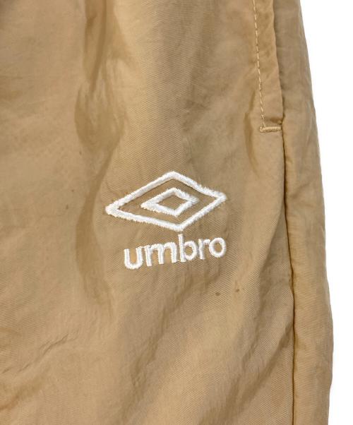 UMBRO（アンブロ）UMBRO (アンブロ) Whim Gazette (ウィムガゼット) ナイロントラックパンツ ベージュ サイズ:Fの古着・服飾アイテム