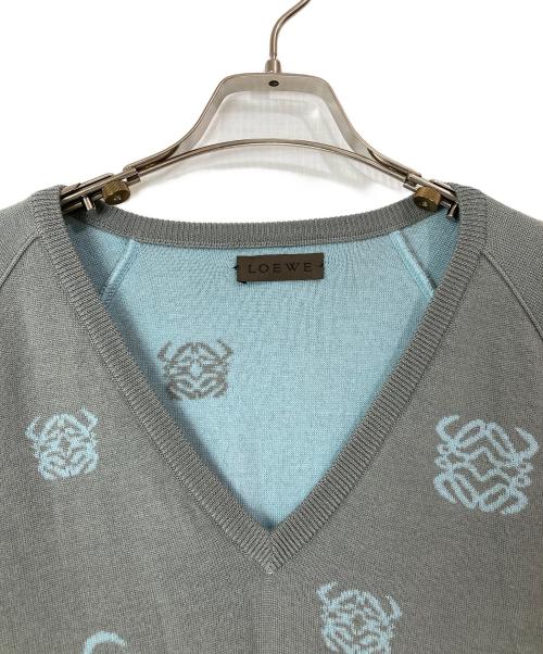 LOEWE（ロエベ）LOEWE (ロエベ) アナグラム柄半袖Vネックニット グレー×ブルー サイズ:Ｓの古着・服飾アイテム