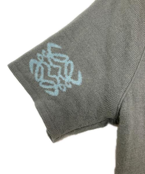LOEWE（ロエベ）LOEWE (ロエベ) アナグラム柄半袖Vネックニット グレー×ブルー サイズ:Ｓの古着・服飾アイテム