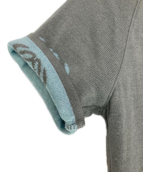 LOEWE（ロエベ）LOEWE (ロエベ) アナグラム柄半袖Vネックニット グレー×ブルー サイズ:Ｓの古着・服飾アイテム