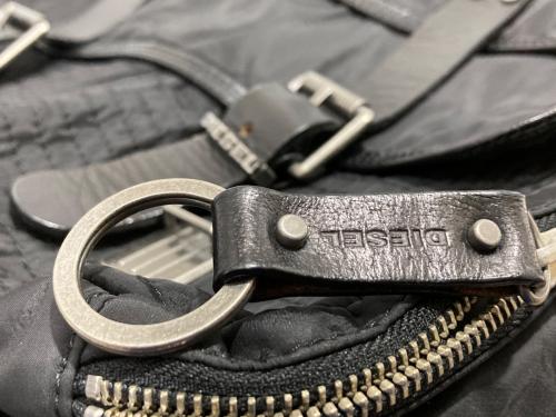 DIESEL（ディーゼル）DIESEL (ディーゼル) メッセンジャーバッグ ブラックの古着・服飾アイテム