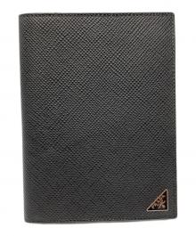 PRADA（プラダ）の古着「サフィアーノトライアングルパスポートホルダー」｜ブラック