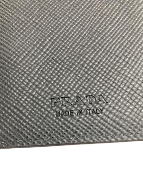PRADA（プラダ）PRADA (プラダ) サフィアーノトライアングルパスポートホルダー ブラックの古着・服飾アイテム