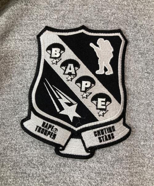 A BATHING APE（アベイシングエイプ）A BATHING APE (アベイシングエイプ) エンブレムワッペンジップパーカー グレー サイズ:Ｌの古着・服飾アイテム