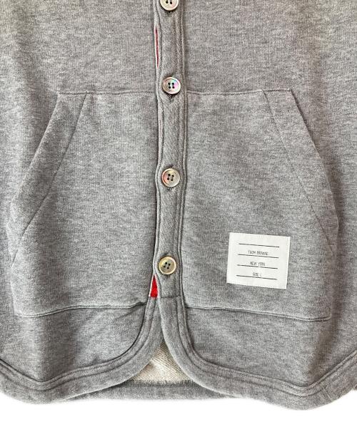 Thom Browne（トムブラウン）Thom Browne (トムブラウン) 4BAR ボタンフーディ- グレー サイズ:Ｌ　の古着・服飾アイテム