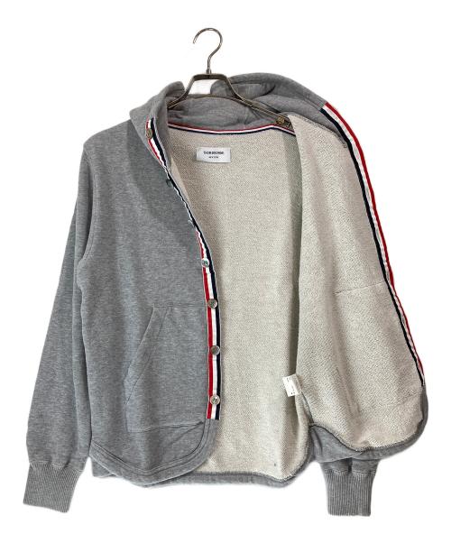 Thom Browne（トムブラウン）Thom Browne (トムブラウン) 4BAR ボタンフーディ- グレー サイズ:Ｌ　の古着・服飾アイテム