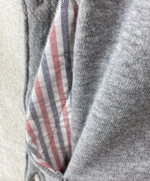 Thom Browne（トムブラウン）Thom Browne (トムブラウン) 4BAR ボタンフーディ- グレー サイズ:Ｌ　の古着・服飾アイテム