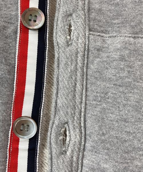Thom Browne（トムブラウン）Thom Browne (トムブラウン) 4BAR ボタンフーディ- グレー サイズ:Ｌ　の古着・服飾アイテム