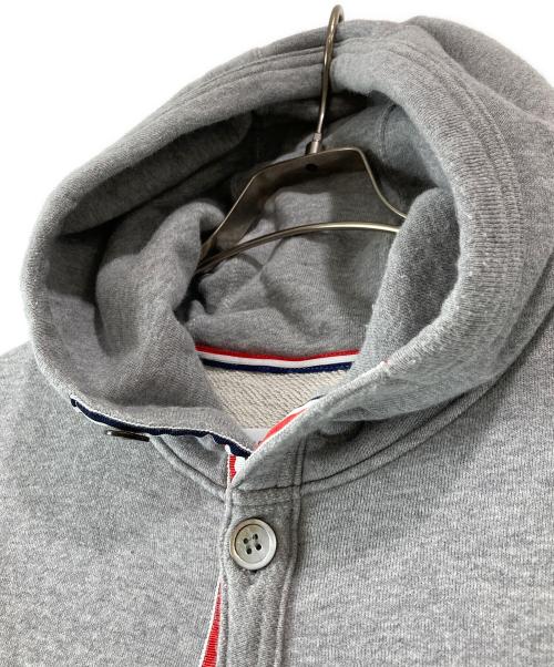 Thom Browne（トムブラウン）Thom Browne (トムブラウン) 4BAR ボタンフーディ- グレー サイズ:Ｌ　の古着・服飾アイテム