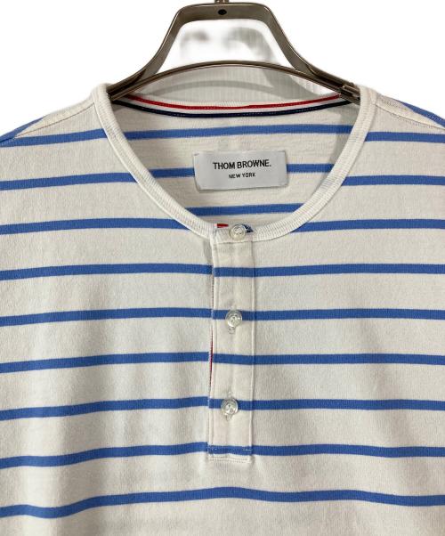 Thom Browne（トムブラウン）Thom Browne (トムブラウン) トリコロールボーダーヘンリーネックカットソー ホワイト×ブルー サイズ:2の古着・服飾アイテム