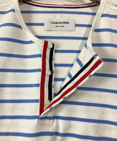 Thom Browne（トムブラウン）Thom Browne (トムブラウン) トリコロールボーダーヘンリーネックカットソー ホワイト×ブルー サイズ:2の古着・服飾アイテム