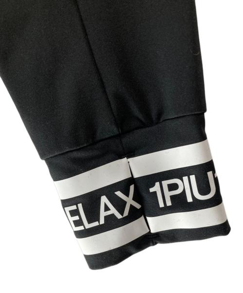 1PIU1UGUALE3 RELAX（ウノピゥウノウグァーレトレ リラックス）1PIU1UGUALE3 RELAX (ウノピゥウノウグァーレトレ リラックス) ヘムロゴラッシュガードフーディー ブラック サイズ:Ｌ　の古着・服飾アイテム