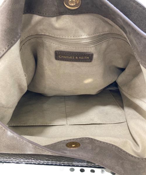 CHARLES & KEITH（チャールズアンドキース）CHARLES & KEITH (チャールズアンドキース) Aislin Hobo Bag/アシュリン ホーボーバッグ ベージュ 未使用品の古着・服飾アイテム