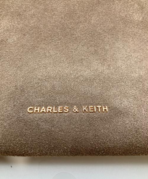 CHARLES & KEITH（チャールズアンドキース）CHARLES & KEITH (チャールズアンドキース) Aislin Hobo Bag/アシュリン ホーボーバッグ ベージュ 未使用品の古着・服飾アイテム