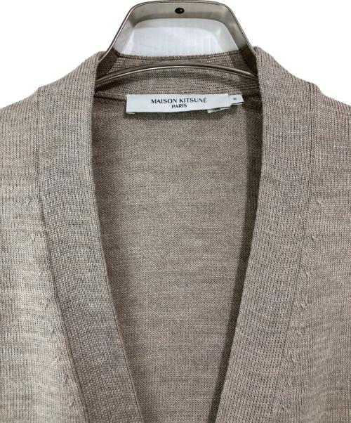 maison kitsune（メゾンキツネ）MAISON KITSUNE (メゾンキツネ) FOX HEAD PATCH CLASSIC CARDIGAN ベージュ サイズ:Mの古着・服飾アイテム