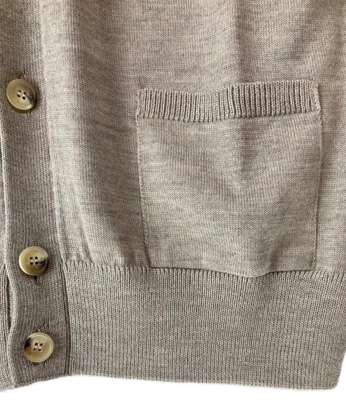 maison kitsune（メゾンキツネ）MAISON KITSUNE (メゾンキツネ) FOX HEAD PATCH CLASSIC CARDIGAN ベージュ サイズ:Mの古着・服飾アイテム