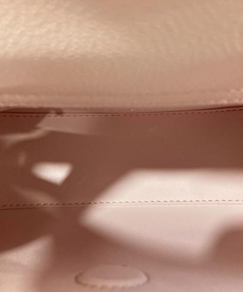 CHARLES & KEITH（チャールズアンドキース）CHARLES & KEITH (チャールズアンドキース) ブリエル クロックエフェクトトップハンドルバッグ ピンクの古着・服飾アイテム