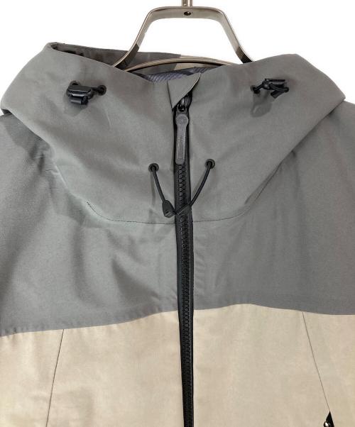 JJJJound（ジョウンド）JJJJound (ジョウンド) DESCENTE (デサント) HARD SHELL JACKET/ ハードシェルジャケット グレー×ベージュ サイズ:Ｌの古着・服飾アイテム