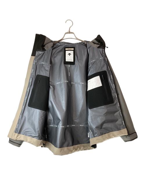 JJJJound（ジョウンド）JJJJound (ジョウンド) DESCENTE (デサント) HARD SHELL JACKET/ ハードシェルジャケット グレー×ベージュ サイズ:Ｌの古着・服飾アイテム