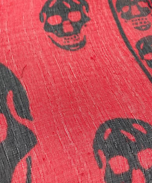 ALEXANDER McQUEEN（アレキサンダーマックイーン）ALEXANDER McQUEEN (アレキサンダーマックイーン) スカル柄シルクスカルスカーフ レッドの古着・服飾アイテム