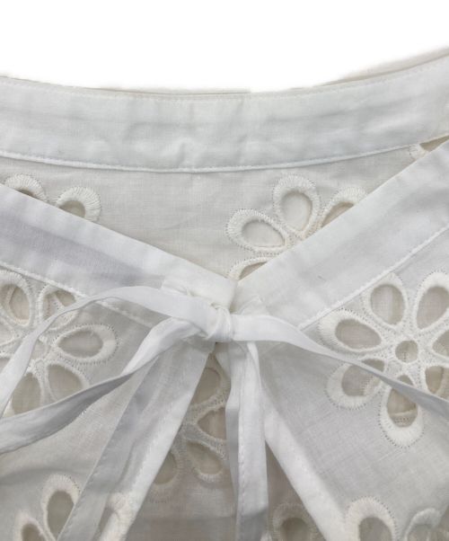 TOMORROW LAND collection（トゥモローランドコレクション）TOMORROW LAND collection (トゥモローランドコレクション) アイレットフラワー フレンチスリーブチュニックブラウス ホワイト サイズ:36の古着・服飾アイテム