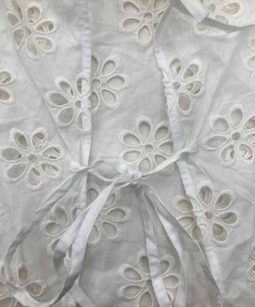 TOMORROW LAND collection（トゥモローランドコレクション）TOMORROW LAND collection (トゥモローランドコレクション) アイレットフラワー フレンチスリーブチュニックブラウス ホワイト サイズ:36の古着・服飾アイテム