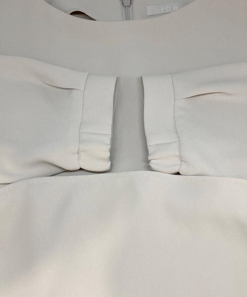 icB（アイシービー）icB (アイシービー) ライトダブルクロスペプラムブラウス ベージュ サイズ:Mの古着・服飾アイテム