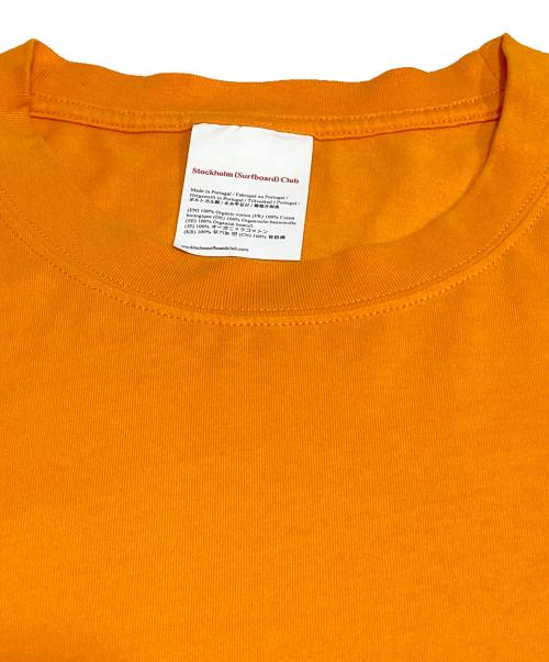 Stockholm Surfboard Club（ストックホルム サーフボード クラブ）Stockholm Surfboard Club (ストックホルム サーフボード クラブ) バックプリントカットソー オレンジ サイズ:Lの古着・服飾アイテム