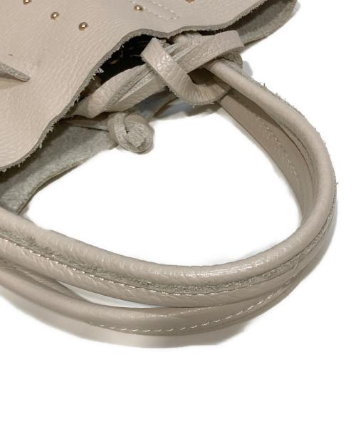 MARLON FIRENZE（マーロンフィレンツェ）MARLON FIRENZE (マーロンフィレンツェ) SHOPPER MINI STUDS ベージュの古着・服飾アイテム