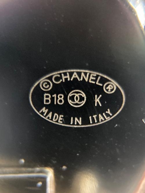 CHANEL（シャネル）CHANEL (シャネル) フェイクパールココマークイヤリング ブラック×ゴールドの古着・服飾アイテム