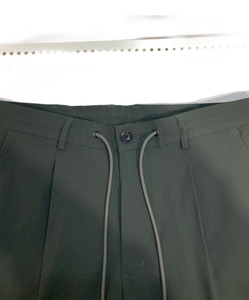 Junhashimoto（ジュンハシモト）Junhashimoto (ジュンハシモト) NEO EASY TUCK PANTS/ネオイージータックパンツ チャコール(カーキ) サイズ:XL(5) 未使用品の古着・服飾アイテム